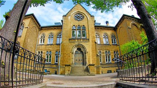 Politische Überlegungen: Die Goetheschule soll einen Anbau nebenan auf dem Parkplatz Bolzenstraße bekommen.