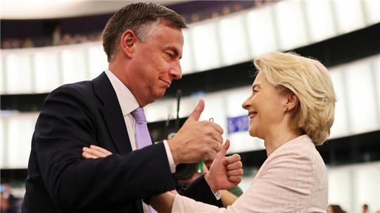 Politische Wurzeln in Hannover: Niedersachsens früherer Ministerpräsident David McAllister zeigt Ursula von der Leyen, amtierende Präsidentin der Europäischen Kommission und von 2003 bis 2005 Sozialministerin im Bundesland, beide Daumen hoch vor einer Plenarsitzung des EU-Parlaments.