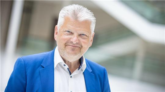 Politze ist sowohl Sprecher für Kultuspolitik als auch für Kirchen, Religion und Weltanschauungsangelegenheiten.