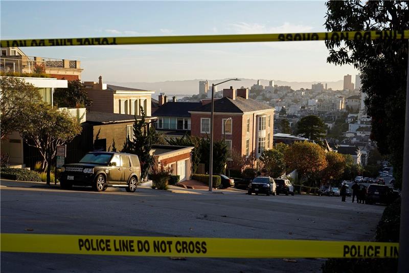 Mutmaßlicher Pelosi-Angreifer plädiert auf nicht schuldig Polizei Absperrband blockiert nach dem Angriff die Straße vor dem Haus von Nancy und Paul Pelosi in San Francisco.