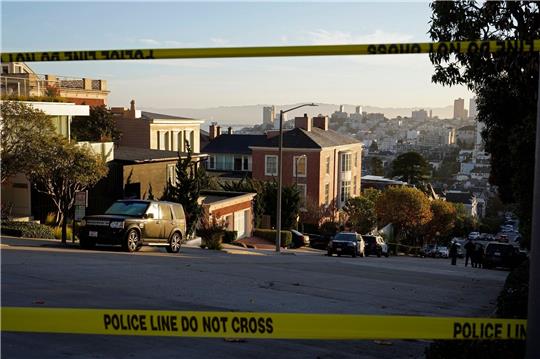 Polizei Absperrband blockiert nach dem Angriff die Straße vor dem Haus von Nancy und Paul Pelosi in San Francisco.