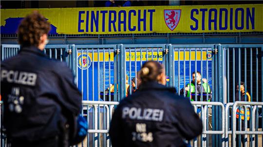 Polizei-Einsatz beim Zweitliga-Derby zwischen Braunschweig und Hannover.