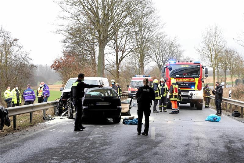Wir stellen die Helden vor, die ständig angegriffen werden Polizei, Feuerwehr und Mitglieder des Kriseninterventionsteams sind im Februar 2022 bei einem tödlichen Unfall auf der B 243 zwischen Rhüden und Bornhausen zur Stelle. Archivfoto: Neuendorf