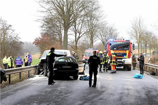 Polizei, Feuerwehr und Mitglieder des Kriseninterventionsteams sind im Februar 2022 bei einem tödlichen Unfall auf der B 243 zwischen Rhüden und Bornhausen zur Stelle. Archivfoto: Neuendorf
