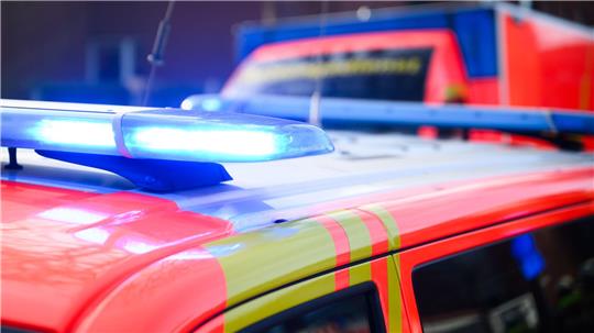 Polizei, Feuerwehr und Rettungsdienst sind an der Unfallstelle im Einsatz. (Symbolbild)