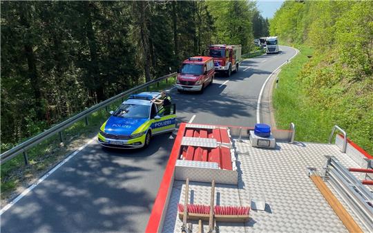 Polizei, Feuerwehr und weitere Rettungskräfte sind am Samstagmittag auf der B 242 im Einsatz. Ein 21-jähriger Motorradfahrer verunglückt tödlich. Fotos: Polizei Osterode