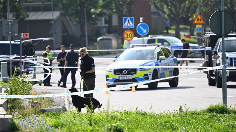 Bilder des Tages Polizei arbeitet am Tatort vor einer Moschee. Bei Schüssen nahe einer Moschee in der schwedischen Stadt Örebro westlich von Stockholm sind ersten Erkenntnissen zufolge zwei Menschen verletzt worden.