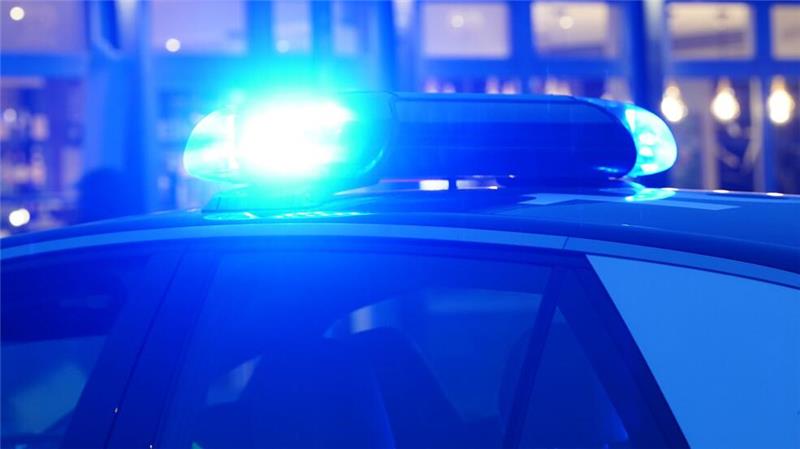 Polizei fasst betrunkenen Autofahrer beim Reifenwechsel (Symbolbild)