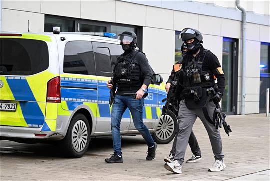 Polizei im Einsatz an dem Wuppertaler Gymnasium (Archivbild).