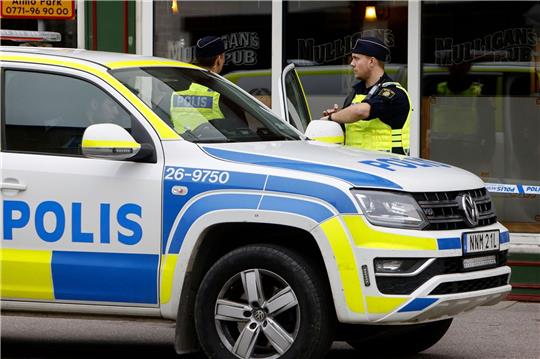 Polizei in Sandviken, etwa 162 Kilometer nordwestlich von Stockholm, vor einer Kneipe. Mehrere Tausend Menschen in Schweden sind in Bandenkriminalität verwickelt.