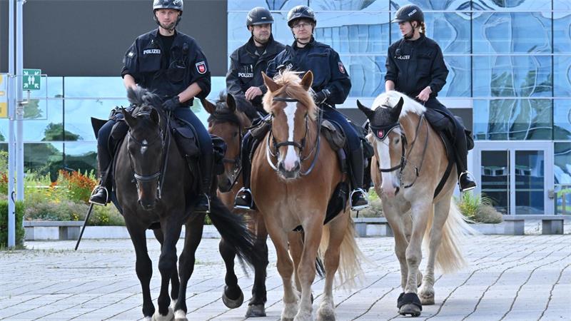 Appell gegen Gewalt: Massenprotest begleitet AfD-Parteitag Polizei ist mit Pferden, Wasserwerfern und einer Reihe von Spezialteams im Einsatz.