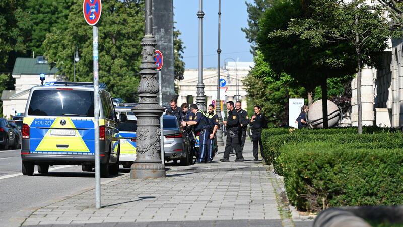Polizei sind in München im Einsatz. Zahlreiche Polizisten sind in der Münchner Innenstadt in der Nähe des NS-Dokumentationszentrums und des Israelischen Generalkonsulats im Einsatz.