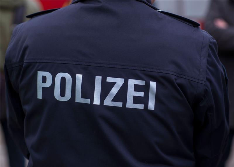 Autofahrer unter Drogeneinfluss unterwegs «Polizei» steht auf der Uniform eines Polizisten.