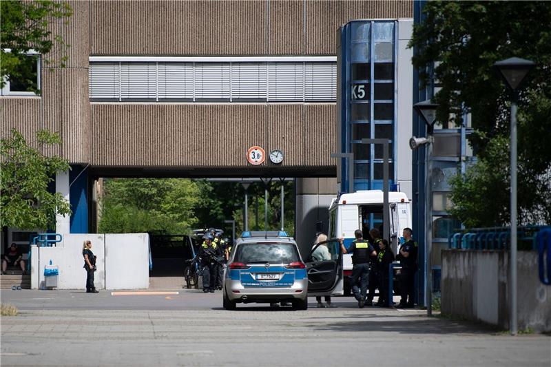 Alarm an Schule: Polizei ermittelt wegen Notruf-Missbrauch Polizei steht nach mehreren Notrufen vor der Carl-von-Ossietzky-Schule in Berlin Kreuzberg.