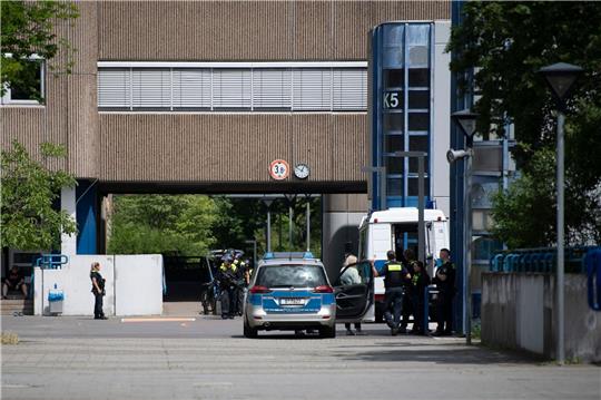 Polizei steht nach mehreren Notrufen vor der Carl-von-Ossietzky-Schule in Berlin Kreuzberg.