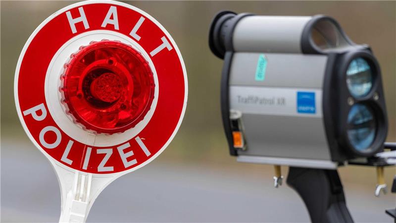 Polizei und Beschäftigte der kommunalen Verkehrsüberwachung betreiben für den Blitzermarathon einen großen Aufwand. (Archivbild)