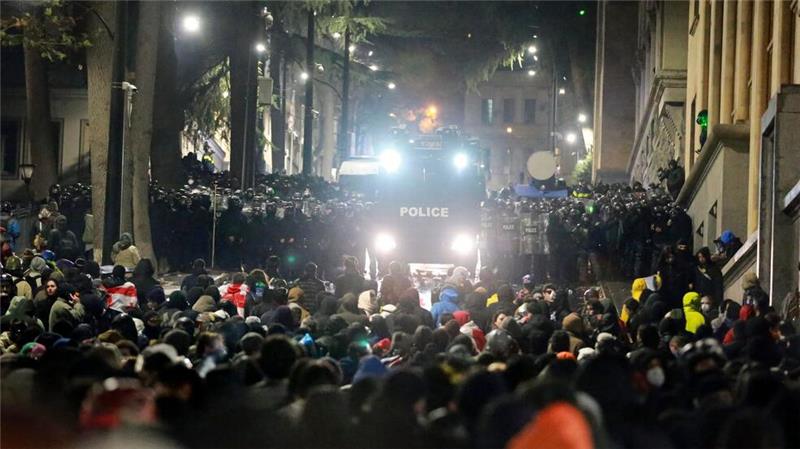 Georgiens Polizei meldet über 100 Festnahmen nach Protesten Polizei und Demonstranten lieferten sich in der Nacht schwere Auseinandersetzungen vor dem Parlamentsgebäude.