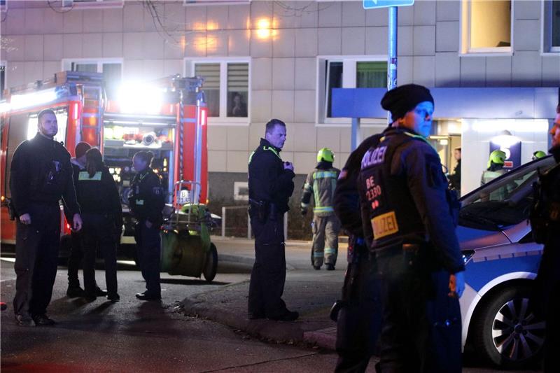 Frau stirbt nach Attacke - Kettensäge sichergestellt Polizei und Feuerwehr am Tatort in Berlin-Lichtenberg.