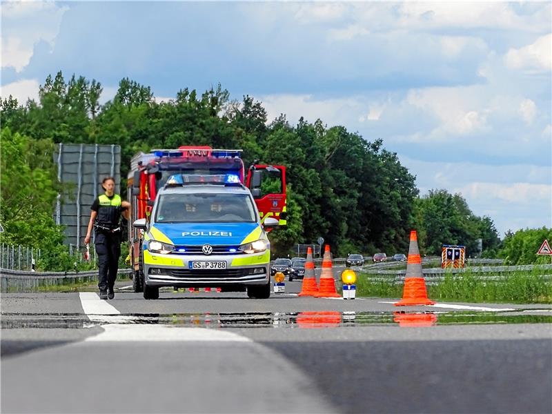 Zwei Schwerverletzte bei zwei Motorradunfällen Polizei und Feuerwehr sichern die Unfallstelle auf der A 396 am Samstagnachmittag ab. Foto: Feuerwehr