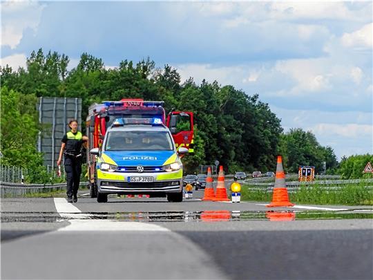 Polizei und Feuerwehr sichern die Unfallstelle auf der A 396 am Samstagnachmittag ab. Foto: Feuerwehr