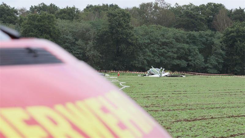 Polizei und Feuerwehr waren am Mittag rund um das Wrack auf einem Feld im Einsatz. 