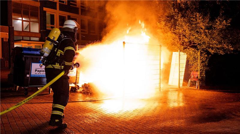 Halloween-Bilanz: Feuerwerk und nagelgespickte Schokolade Polizei und Feuerwehr waren im Einsatz.