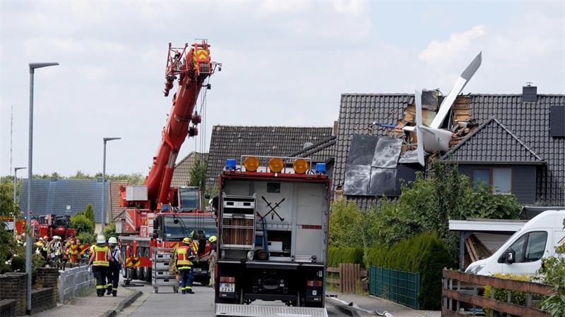 Kleinflugzeug stürzt in Haus - mindestens ein Toter Polizei und Feuerwehr waren mit vielen Kräften vor Ort.