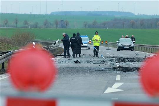 Polizei und Gutachter werten die Spuren des schweren Unfalls aus.