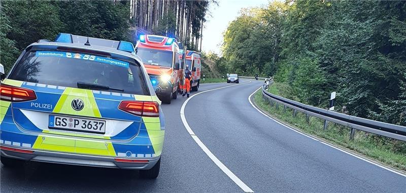 B241: Motorradfahrer verletzt sich schwer Polizei und Krankenwagen rücken zu dem Verkehrsunfall auf der Strecke zwischen Goslar und Clausthal-Zellerfeld an.