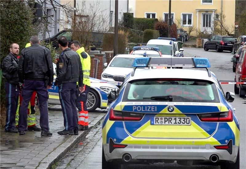 Gewalt in Regensburg: Seniorin tot, Enkelin schwer verletzt Polizei und Notarzt stehen vor dem Haus in Regensburg, in dem sich die Gewalttaten ereigneten.