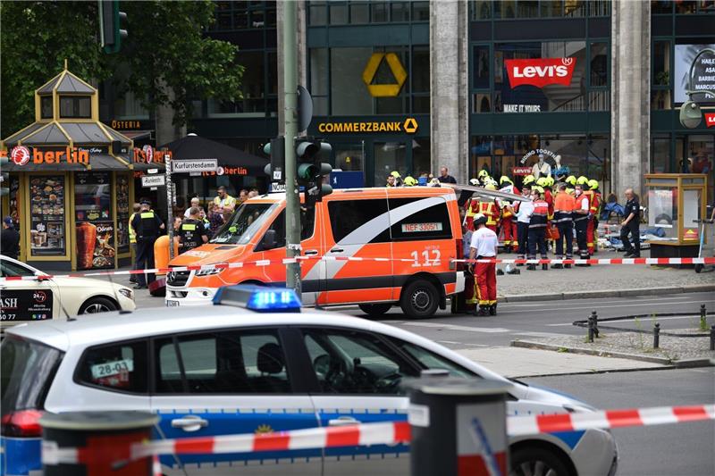 Todesfahrt in Berlin: Mehr als 140 Betroffene registriert Polizei und Rettungsdienste sichern das Areal nach der Todesfahrt am Kurfürstendamm.