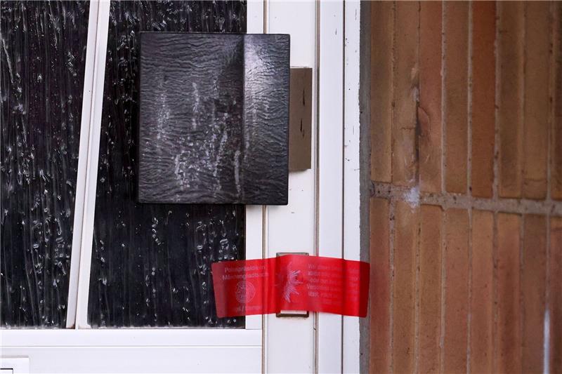 Drei Leichen in Tönisvorst gefunden Polizei und Rettungskräfte haben in einem Haus im niederrheinischen Tönisvorst drei Leichen gefunden.