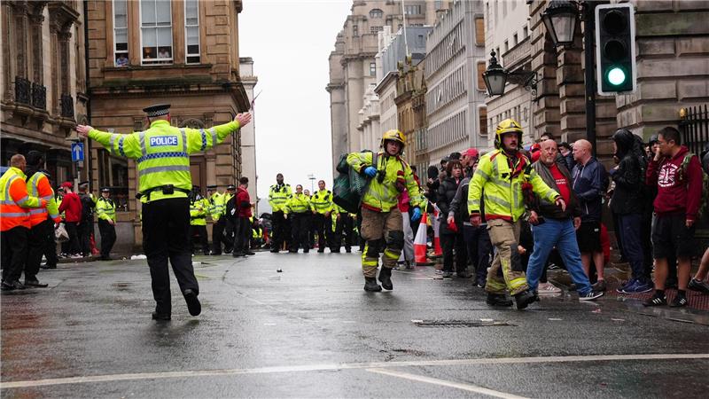27 Menschen in Liverpool im Krankenhaus - kein Terror Polizei und Rettungskräfte in der Water Street.