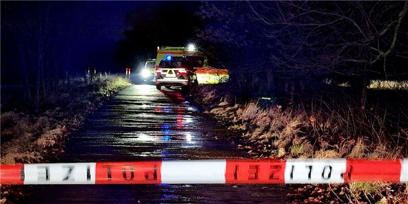 Polizei und Sanitäter sind an einem Tatort im Einsatz. In einem Auto in Mittenwalde (Landkreis Dahme-Spreewald) ist in der Nacht ein totes Kleinkind entdeckt worden.