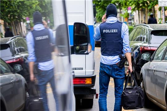 Polizei und Staatsanwaltschaft haben im Zuge eines Ermittlungsverfahrens zu Mitgliedern der Letzten Generation 15 Objekte in sieben Bundesländern durchsucht. Hier in Berlin-Kreuzberg.