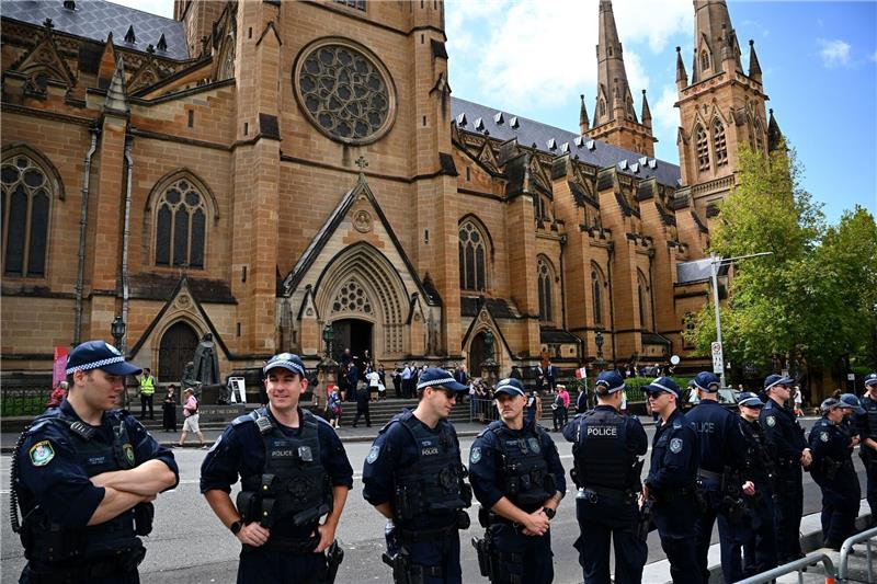 Polizei vor der St. Mary's Cathedral in Sydney: Die Trauerfeier für den australischen Kardinal George Pell hat Protest hervorgerufen.