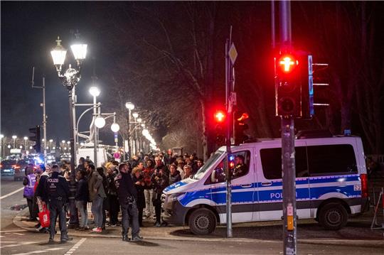 Polizeiauto in der Silvesternacht auf dem Gehweg in der Nähe vom Brandenburger Tor.