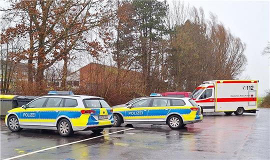 Polizeiautos und ein Krankenwagen stehen nahe der Schule in Cuxhaven.