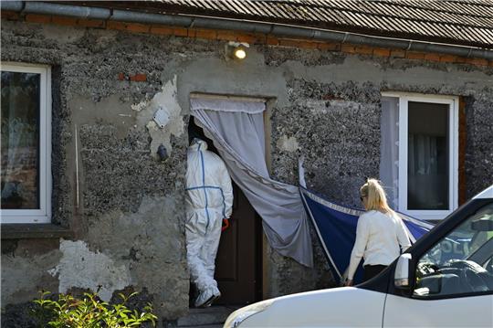 Polizeibeamte arbeiten am Fundort.