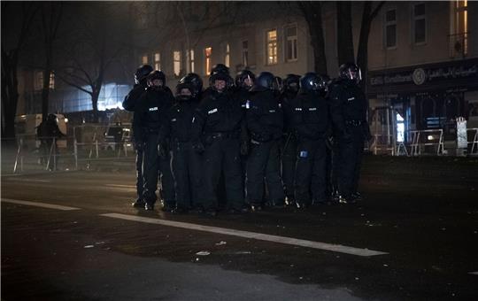 Polizeibeamte auf der Sonnenallee.
