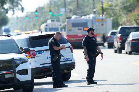 Polizeibeamte aus Jacksonville sperren den Tatort ab.