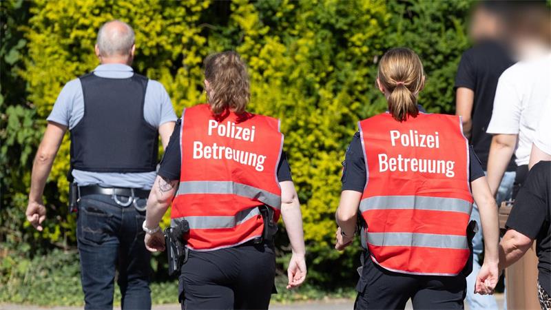 Polizeibeamte betreuen Angehörige.