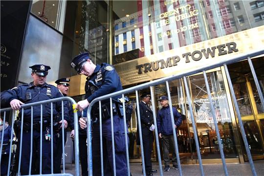 Polizeibeamte der NYPD errichten eine Absperrung vor dem Trump Tower auf der Fifth Avenue.