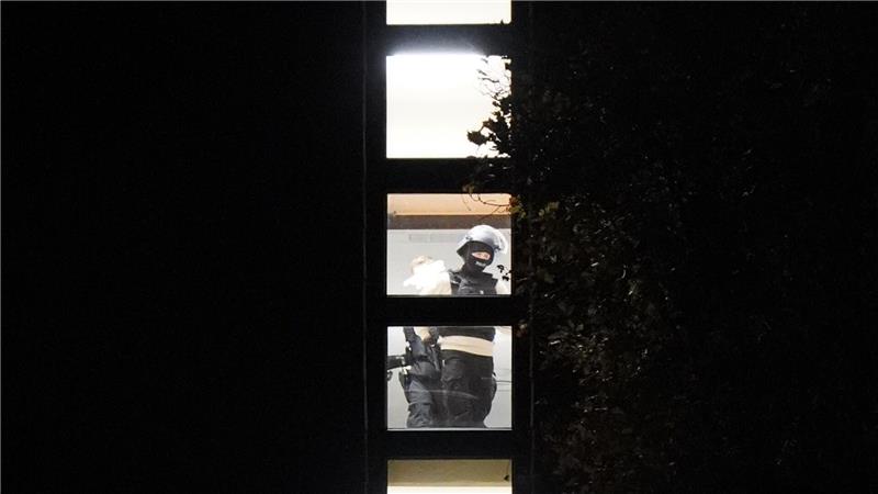 Polizeibeamte durchsuchten am Abend das große Gebäude.