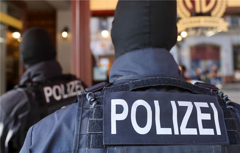 Polizeibeamte führen in Leipzig eine Razzia durch.