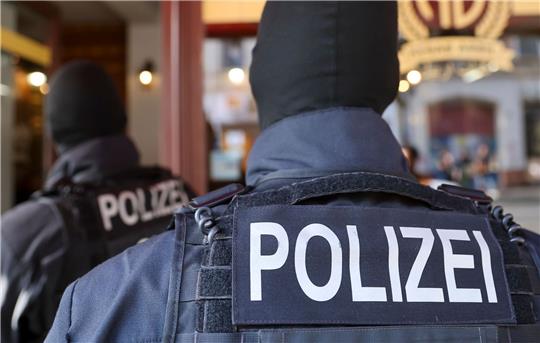 Polizeibeamte führen in Leipzig eine Razzia durch.