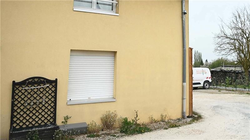 Polizeibeamte haben in einem Lieferwagen einen neunjährigen Jungen entdeckt, der dort über ein Jahr gefangen gehalten worden sein soll.