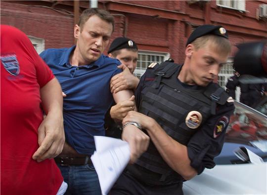 Polizeibeamte halten den russischen Oppositionsführer Alexej Nawalny (l.) im Juli 2013 fest.