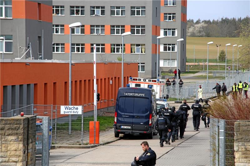 Polizeibeamte im Einsatz an der Zentralen Anlaufstelle für Asylsuchende (Zast) in Halberstadt. In der Zast befinden sich derzeit zahlreiche Bewohner wegen der Corona-Pandemie unter Quarantäne.  Foto: Bein