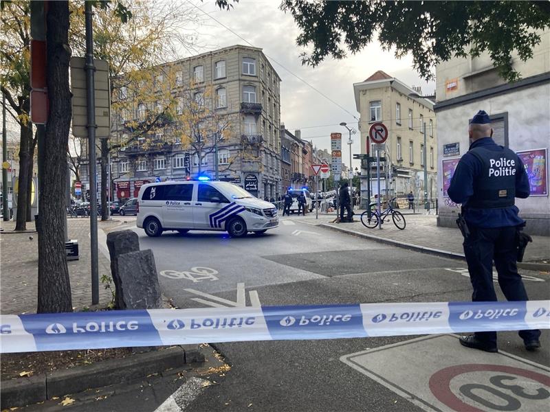Terrormiliz IS reklamiert Anschlag in Brüssel für sich Polizeibeamte im Einsatz in Brüssel.